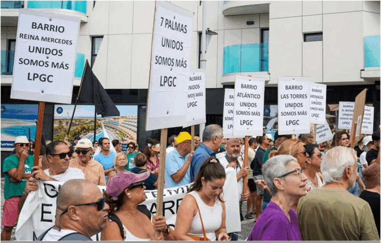 Las Palmas de Gran Canaria corteo dei residenti per chiedere servizi pubblici e pulizia al comune