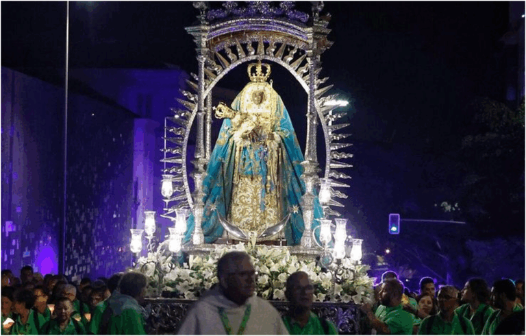 Caritas saluta la vergine di Candelaria al centro Caffè e Calore di Santa Cruz de Tenerife