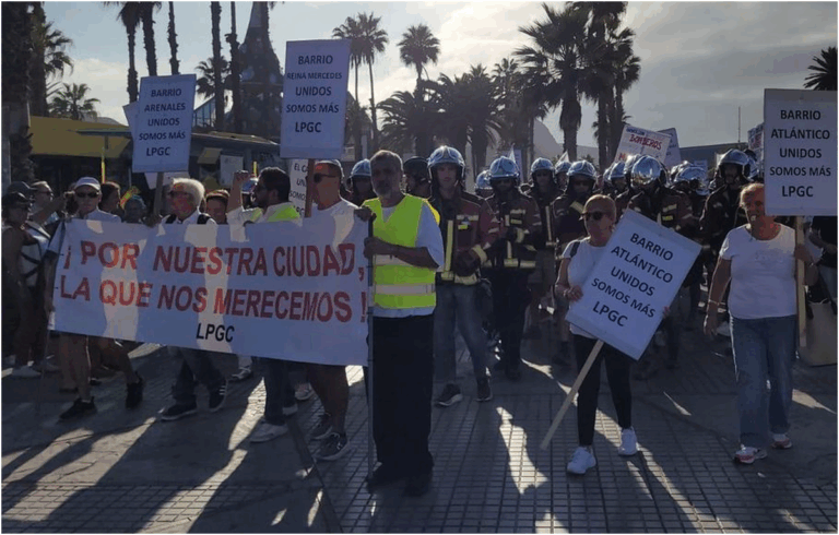 Protesta a Las Canteras di residenti e lavoratori municipali contro il degrado della città