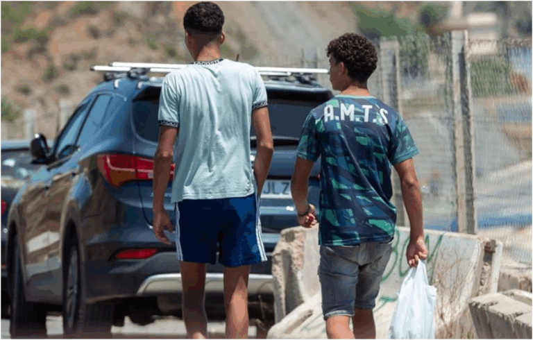 Il governo firma 100 trasferimenti di minori migranti non accompagnati dalle Canarie alla penisola