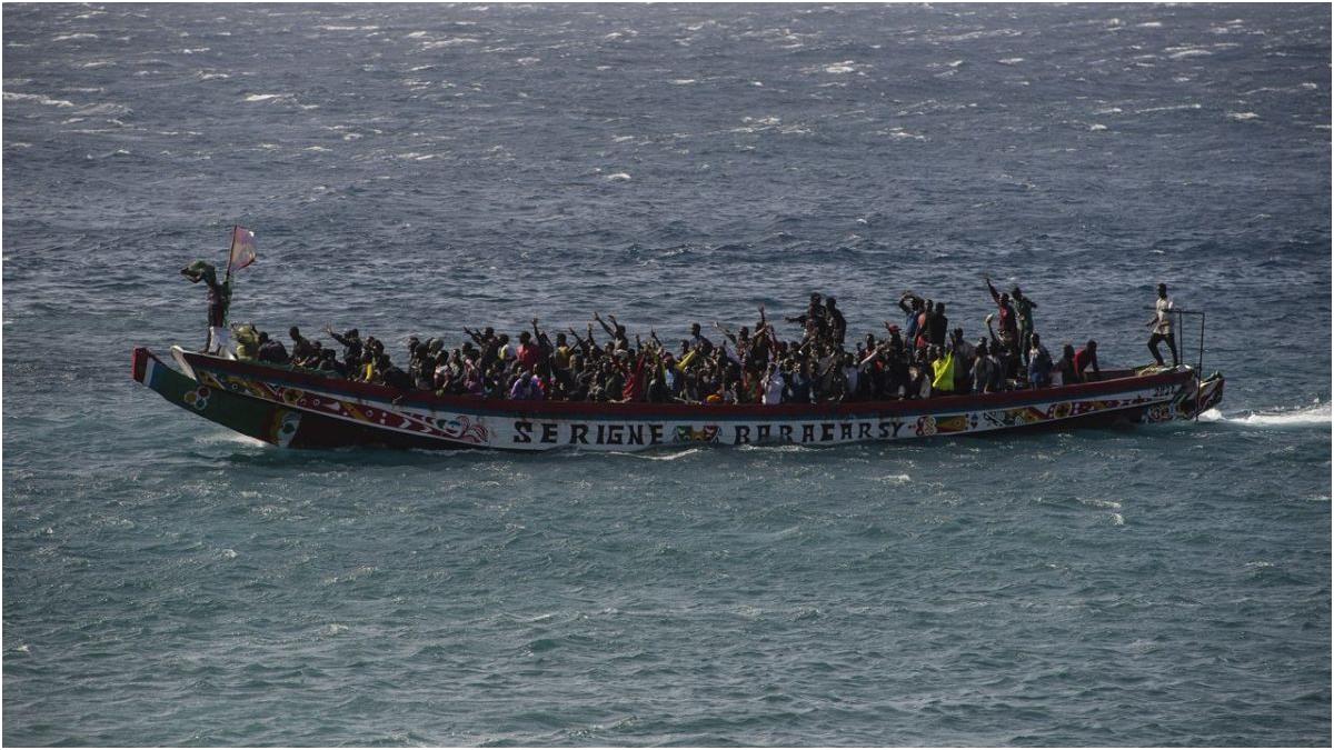 La Restinga, El Hierro, arriva un cayuco con 230 migranti scortato da Salvamar Navia