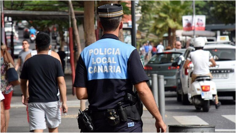 A Santa Cruz de Tenerife la polizia locale salva un cane lasciato in auto aprendo un finestrino