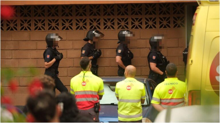 A Tenerife uomo con coltello si barrica in casa, la Policía Nacional lo convince a uscire