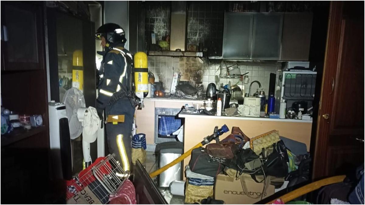 Incendio in casa ad Adeje e camion ribaltato sulla TF-1 a Güímar: soccorsi dei Bomberos de Tenerife