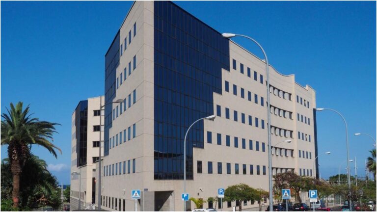Tenerife, 14 anni a un 85enne e 60.000 euro di risarcimento per abusi sulle due nipoti minorenni