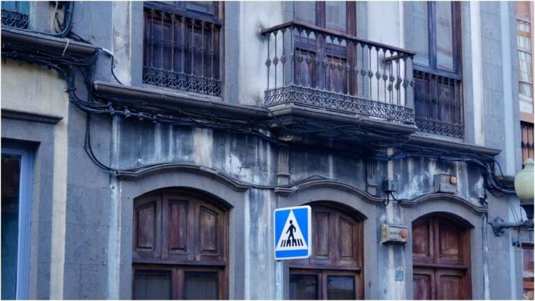 Rapina violenta a Triana, Las Palmas de Gran Canaria: famiglia ferita e in shock, indagini in corso