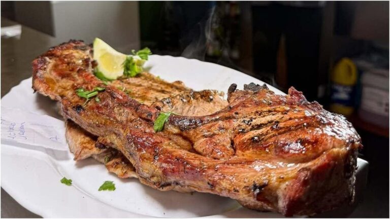 Ristorante Bodegón Casa Juan a Santa Úrsula, Tenerife con costoletta ripiena e carne alla brace