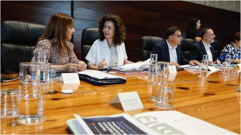 Canarie, bilancio 2026 della giunta: spesa per il personale aumenta dell'8% e investimenti giù del 4%