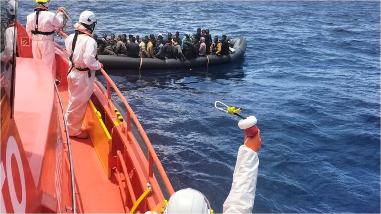 Salvamento Marítimo salva 37 migranti da gommone individuato dal SIVE a Fuerteventura