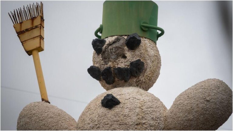 A Santa Cruz de Tenerife cade il naso della scultura del pupazzo di neve per il maltempo