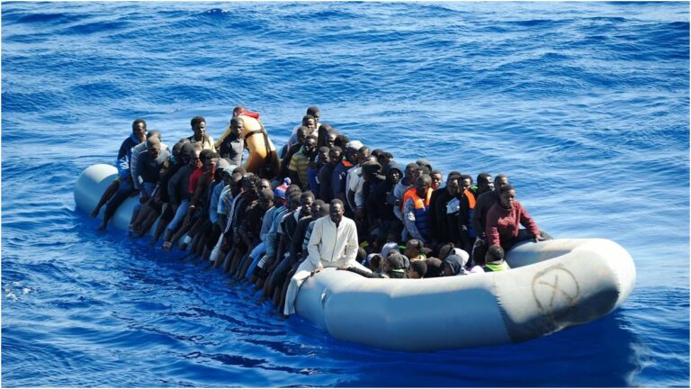 Lanzarote, almeno due migranti dispersi dopo tuffo verso mercantile cercati da Salvamento Marítimo