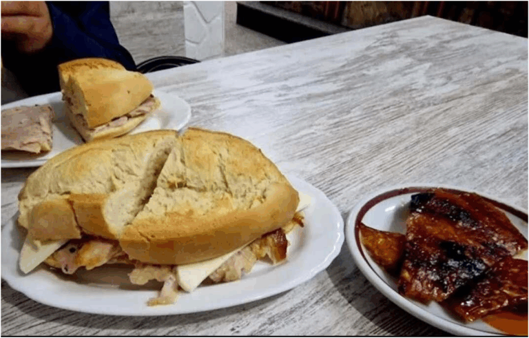 El Sobrino a Telde, Gran Canaria serve panino con coscia di maiale dal 1960 da 3,50 euro