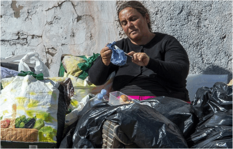 A El Sebadal, Las Palmas de Gran Canaria, Reyes 48enne senzatetto attende l’aiuto della Croce Rossa