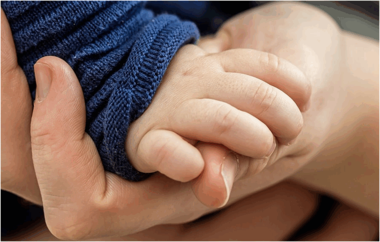 La corte suprema estende di 10 settimane il congedo di maternità a una madre sola di Tenerife