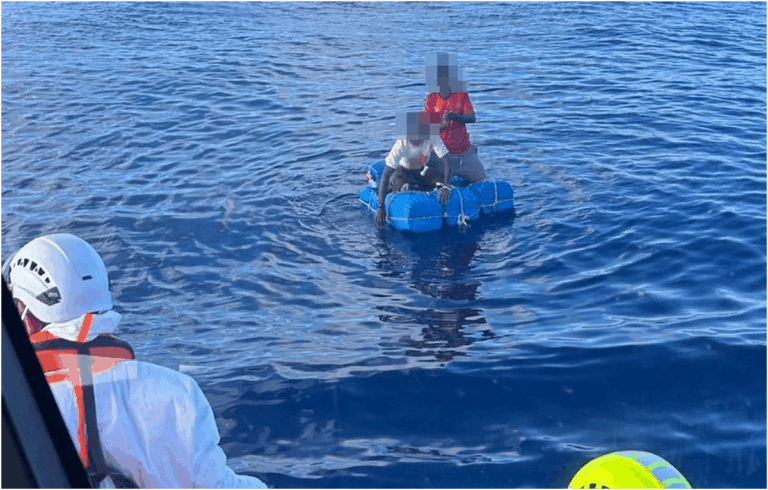 Canarie, El Hierro, i soccorritori salvano 242 migranti: quattro in mare su bidoni di benzina