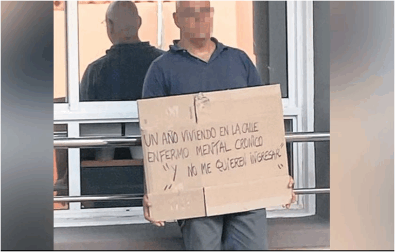 Naum, da un anno in strada a Santa Cruz, Tenerife, si accampa per chiedere ricovero psichiatrico