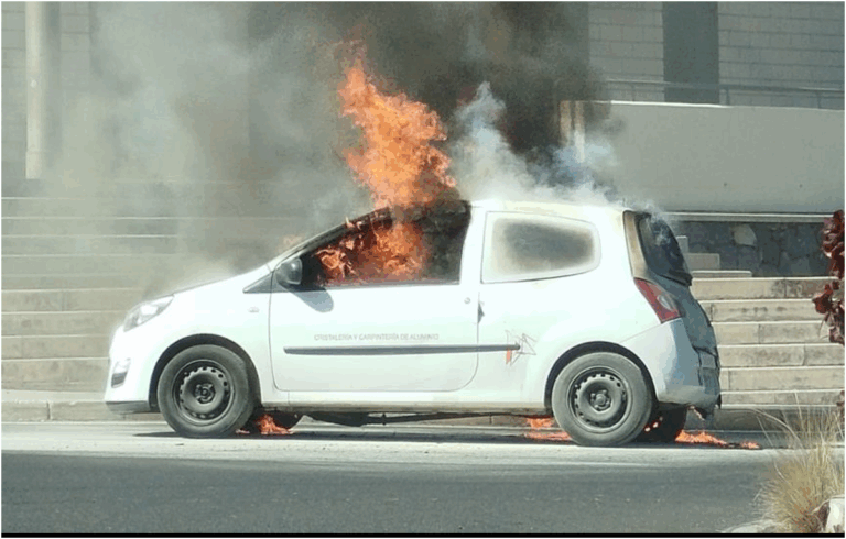 Auto in fiamme presso il palazzetto Santiago Martín sulla TF 5 a Tenerife, nessun ferito