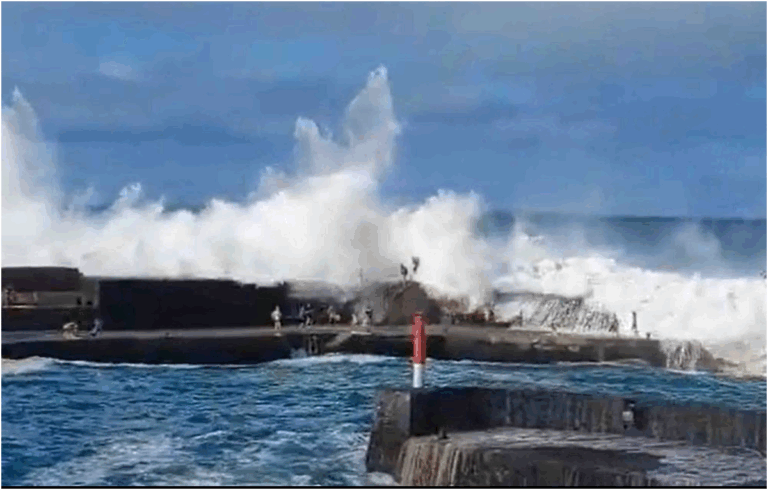 Mareggiata sulla costa di Tenerife in preallerta: tre morti e 15 feriti tra i bagnanti