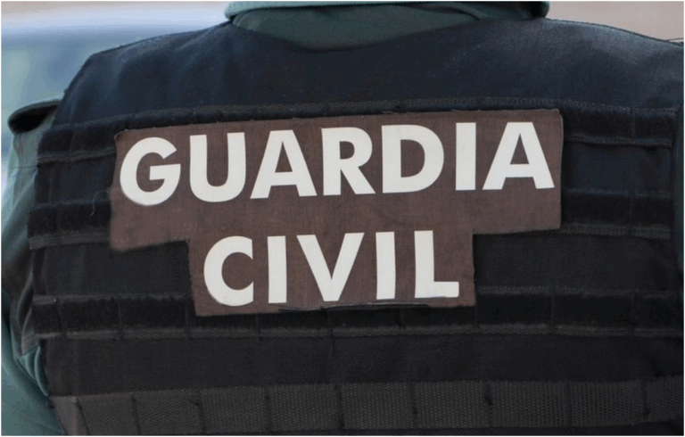 Guardia Civil in Spagna controlla il portaoggetti per oggetti vietati e V16, multe fino a 3.005 euro